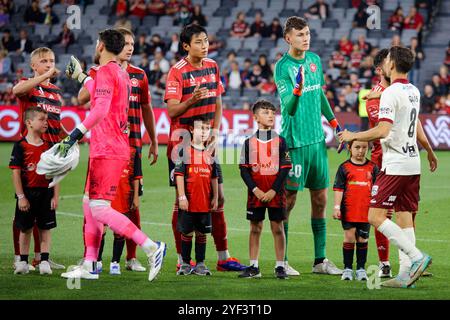 Sydney, Australien. November 2024. Die Spieler von Adelaide United und Wanderers schütteln die Hände vor dem A-League Men RD3 Spiel zwischen den Wanderers und Adelaide United am 2. November 2024 in Sydney, Australien Credit: IOIO IMAGES/Alamy Live News Stockfoto