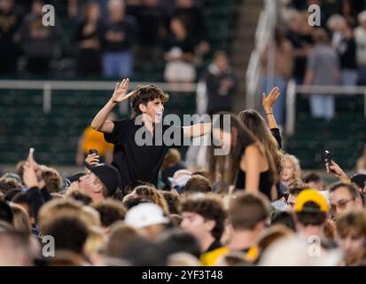 Waco, Texas, USA. November 2024. Baylor-Studenten und -Fans stürmen auf das Feld, nachdem die Bears am 2. November 2024 in Waco, Texas, TCU mit 37:34, besiegt hatten. (Kreditbild: © Scott Coleman/ZUMA Press Wire) NUR REDAKTIONELLE VERWENDUNG! Nicht für kommerzielle ZWECKE! Quelle: ZUMA Press, Inc./Alamy Live News Stockfoto