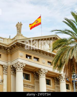 Die Flagge Spaniens über der Militärregierung von Barcelona Stockfoto