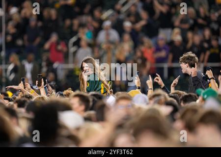 Waco, Texas, USA. November 2024. Baylor-Studenten und -Fans stürmen auf das Feld, nachdem die Bears am 2. November 2024 in Waco, Texas, TCU mit 37:34, besiegt hatten. (Kreditbild: © Scott Coleman/ZUMA Press Wire) NUR REDAKTIONELLE VERWENDUNG! Nicht für kommerzielle ZWECKE! Quelle: ZUMA Press, Inc./Alamy Live News Stockfoto