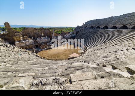 Blick auf das antike Theater in Side, Türkei. Side ist ein beliebtes Touristenziel in der Türkei. Stockfoto