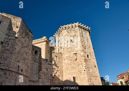 Der Obstplatz, der sich im mittelalterlichen Teil des Diokletianpalastes in Split, Kroatien, befindet, ist ein pulsierendes Zentrum voller Leben und Geschichte. Stockfoto