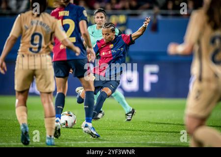 Barcelona, Spanien. November 2024. Vicky Lopez (FC Barcelona) wurde während des Liga-F-Spiels zwischen dem FC Barcelona und SD Eibar bei Estadi Johan Cruyff gesehen. Endstand: FC Barcelona 4:0, SD Eibar. Quelle: SOPA Images Limited/Alamy Live News Stockfoto