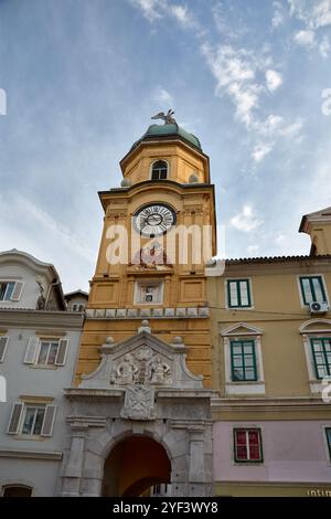 Uhrenturm, ein prominentes Denkmal in der Korzo-Straße im Zentrum von Rijeka, Kroatien. Der Uhrenturm mit seiner markanten gelben Fassade Stockfoto