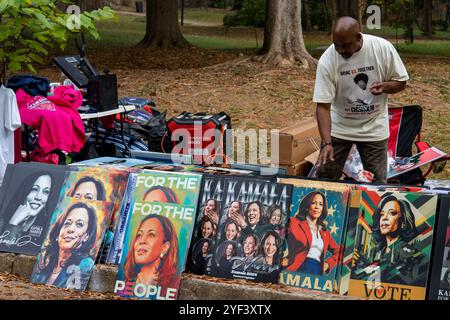 ATLANTA, GEORGIA – 02. NOVEMBER: Händler verkaufen Wahlartikel bei einer US-Vizepräsidentin Kamala Harris, der Kandidat der Demokratischen Partei 2024, am Samstag, den 2. November 2024 im Atlanta Civic Center in Atlanta, Georgia. (Quelle: Phil Mistry/Alamy Live News Stockfoto