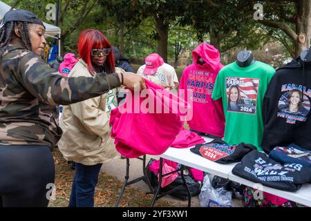 ATLANTA, GEORGIA – 02. NOVEMBER: Händler verkaufen Wahlartikel bei einer US-Vizepräsidentin Kamala Harris, der Kandidat der Demokratischen Partei 2024, am Samstag, den 2. November 2024 im Atlanta Civic Center in Atlanta, Georgia. (Quelle: Phil Mistry/Alamy Live News Stockfoto