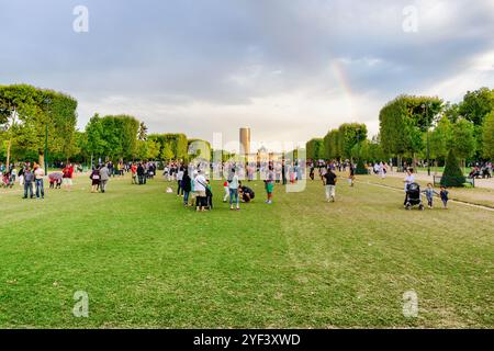 Paris, Frankreich - 13. August 2014: Touristenmassen und Anwohner ruhen sich aus und machen Fotos auf dem Mars (Marsfilde). Stockfoto