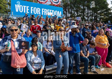 ATLANTA, GEORGIA - 02. NOVEMBER: Das Publikum bei einer US-Vizepräsidentin Kamala Harris, der Kundgebung der Nominierten der Demokratischen Partei 2024 im Atlanta Civic Center in Atlanta, Georgia am Samstag, 2. November 2024. (Quelle: Phil Mistry/Alamy Live News Stockfoto