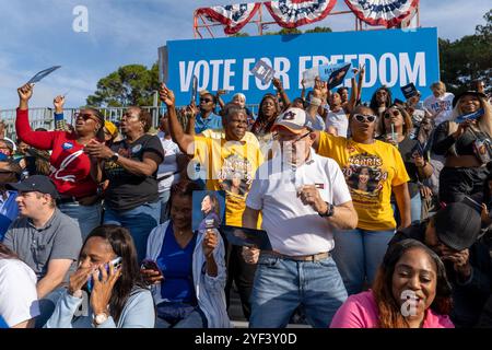 ATLANTA, GEORGIA - 02. NOVEMBER: Das Publikum bei einer US-Vizepräsidentin Kamala Harris, der Kundgebung der Nominierten der Demokratischen Partei 2024 im Atlanta Civic Center in Atlanta, Georgia am Samstag, 2. November 2024. (Quelle: Phil Mistry/Alamy Live News Stockfoto