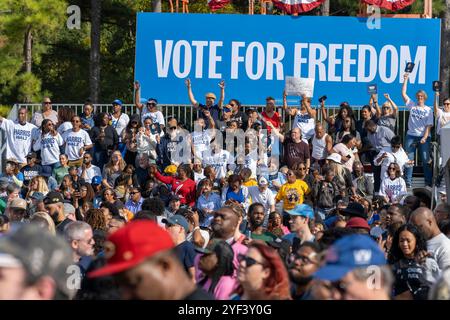 ATLANTA, GEORGIA - 02. NOVEMBER: Das Publikum bei einer US-Vizepräsidentin Kamala Harris, der Kundgebung der Nominierten der Demokratischen Partei 2024 im Atlanta Civic Center in Atlanta, Georgia am Samstag, 2. November 2024. (Quelle: Phil Mistry/Alamy Live News Stockfoto