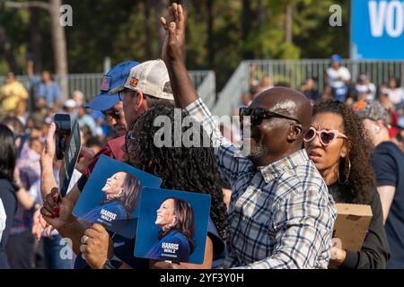 ATLANTA, GEORGIA - 02. NOVEMBER: Das Publikum bei einer US-Vizepräsidentin Kamala Harris, der Kundgebung der Nominierten der Demokratischen Partei 2024 im Atlanta Civic Center in Atlanta, Georgia am Samstag, 2. November 2024. (Quelle: Phil Mistry/Alamy Live News Stockfoto