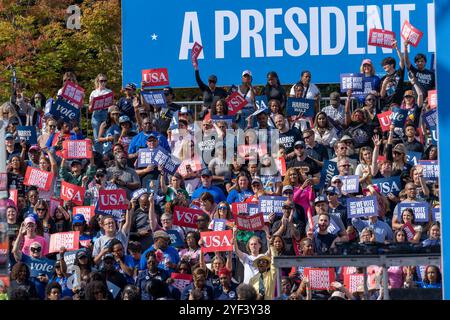 ATLANTA, GEORGIA - 02. NOVEMBER: Das Publikum bei einer US-Vizepräsidentin Kamala Harris, der Kundgebung der Nominierten der Demokratischen Partei 2024 im Atlanta Civic Center in Atlanta, Georgia am Samstag, 2. November 2024. (Quelle: Phil Mistry/Alamy Live News Stockfoto