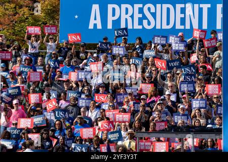 ATLANTA, GEORGIA - 02. NOVEMBER: Das Publikum bei einer US-Vizepräsidentin Kamala Harris, der Kundgebung der Nominierten der Demokratischen Partei 2024 im Atlanta Civic Center in Atlanta, Georgia am Samstag, 2. November 2024. (Quelle: Phil Mistry/Alamy Live News Stockfoto