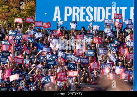 ATLANTA, GEORGIA - 02. NOVEMBER: Das Publikum bei einer US-Vizepräsidentin Kamala Harris, der Kundgebung der Nominierten der Demokratischen Partei 2024 im Atlanta Civic Center in Atlanta, Georgia am Samstag, 2. November 2024. (Quelle: Phil Mistry/Alamy Live News Stockfoto