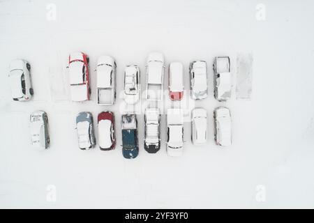 Luftaufnahme von schneebedeckten Autos auf dem Parkplatz Stockfoto