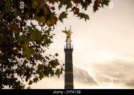 Berlin, Deutschland. November 2024. Welkende Blätter hängen vor der Siegessäule. Quelle: Christophe Gateau/dpa/Alamy Live News Stockfoto