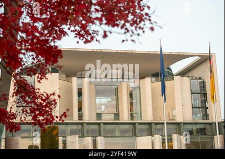 Berlin, Deutschland. November 2024. Das Kanzleramt hinter einem Baum mit roten Blättern. Quelle: Christophe Gateau/dpa/Alamy Live News Stockfoto