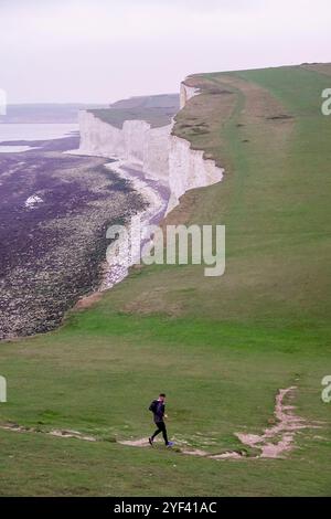 Birling Gap, Eastbourne, 02. November 2024. Ein feuchter und bewölkter Start in den Tag in East Sussex. Bewölktes Wetter am Birling Gap in Eastbourne in East Sussex. Quelle: james jagger/Alamy Live News Stockfoto