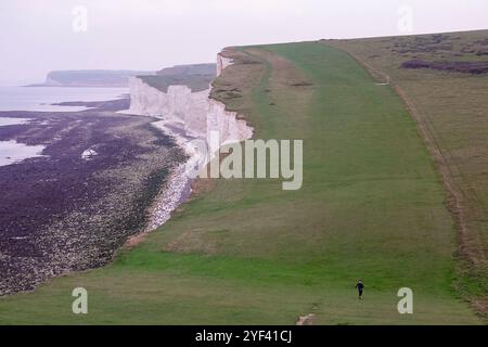 Birling Gap, Eastbourne, 02. November 2024. Ein feuchter und bewölkter Start in den Tag in East Sussex. Bewölktes Wetter am Birling Gap in Eastbourne in East Sussex. Quelle: james jagger/Alamy Live News Stockfoto