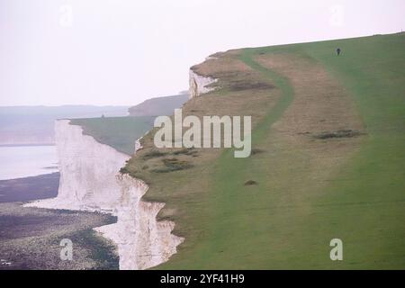 Birling Gap, Eastbourne, 02. November 2024. Ein feuchter und bewölkter Start in den Tag in East Sussex. Bewölktes Wetter am Birling Gap in Eastbourne in East Sussex. Quelle: james jagger/Alamy Live News Stockfoto