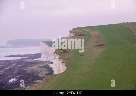 Birling Gap, Eastbourne, 02. November 2024. Ein feuchter und bewölkter Start in den Tag in East Sussex. Bewölktes Wetter am Birling Gap in Eastbourne in East Sussex. Quelle: james jagger/Alamy Live News Stockfoto