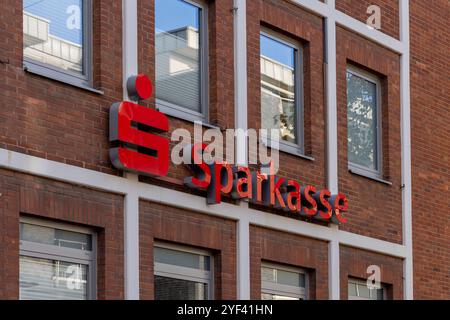 Fassade einer Sparkasse mit rotem Logo, die die lokale Bank- und Finanzbranche in Deutschland repräsentiert. Ideal für redaktionelle Anwendungen. Stockfoto