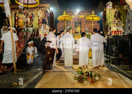 Balinesische Frauen am Opferschrein in Kuningan Zeremonie, Pura Gunung Sari Tempel, Denpasar, Bali, Indonesien, Asien Stockfoto