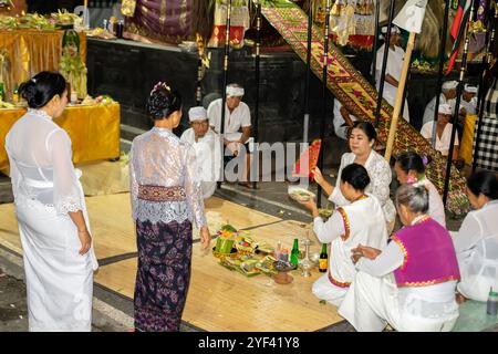 Balinesische Frauen am Opferschrein in Kuningan Zeremonie, Pura Gunung Sari Tempel, Denpasar, Bali, Indonesien, Asien Stockfoto