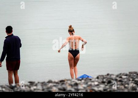 Birling Gap, Eastbourne, 02. November 2024. Ein feuchter und bewölkter Start in den Tag in East Sussex. Bewölktes Wetter am Birling Gap in Eastbourne in East Sussex. Quelle: james jagger/Alamy Live News Stockfoto