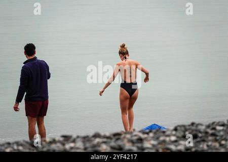 Birling Gap, Eastbourne, 02. November 2024. Ein feuchter und bewölkter Start in den Tag in East Sussex. Bewölktes Wetter am Birling Gap in Eastbourne in East Sussex. Quelle: james jagger/Alamy Live News Stockfoto