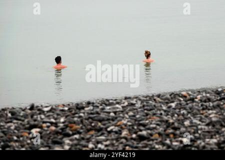 Birling Gap, Eastbourne, 02. November 2024. Ein feuchter und bewölkter Start in den Tag in East Sussex. Bewölktes Wetter am Birling Gap in Eastbourne in East Sussex. Quelle: james jagger/Alamy Live News Stockfoto