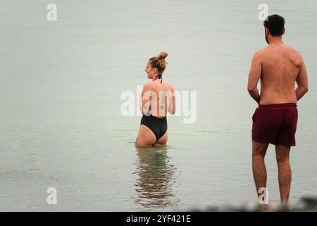 Birling Gap, Eastbourne, 02. November 2024. Ein feuchter und bewölkter Start in den Tag in East Sussex. Bewölktes Wetter am Birling Gap in Eastbourne in East Sussex. Quelle: james jagger/Alamy Live News Stockfoto