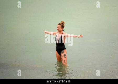 Birling Gap, Eastbourne, 02. November 2024. Ein feuchter und bewölkter Start in den Tag in East Sussex. Bewölktes Wetter am Birling Gap in Eastbourne in East Sussex. Quelle: james jagger/Alamy Live News Stockfoto