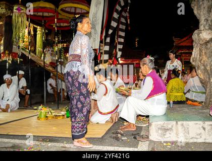 Balinesische Frauen am Opferschrein in Kuningan Zeremonie, Pura Gunung Sari Tempel, Denpasar, Bali, Indonesien, Asien Stockfoto