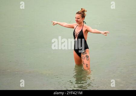 Birling Gap, Eastbourne, 02. November 2024. Ein feuchter und bewölkter Start in den Tag in East Sussex. Bewölktes Wetter am Birling Gap in Eastbourne in East Sussex. Quelle: james jagger/Alamy Live News Stockfoto