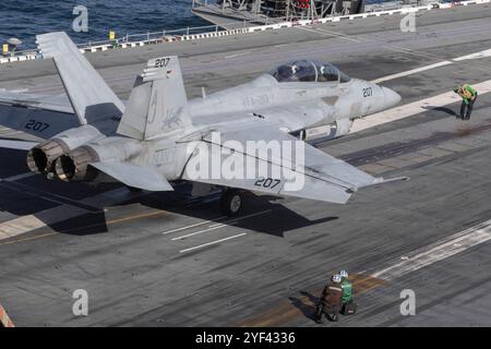 Eine F/A-18F Super Hornet, die der ÒBlacklionsÓ of Strike Fighter Squadron (VFA) 213 zugeordnet ist, bereitet sich auf das Flugdeck der worldÕs larg vor Stockfoto