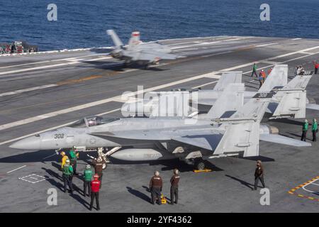 Seeleute, die dem größten Flugzeugträger der worldÕs, USS Gerald R. Ford (CVN 78), zugewiesen sind, führen während ihrer Fahrt im Atlantik Flugoperationen durch. Stockfoto