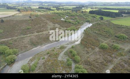 Auf diesem Drohnenfoto wird der Selwyn River im neuseeländischen Selwyn District mit seinem lebhaften Wasser und der üppigen Umgebung festgehalten. Stockfoto