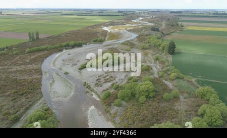 Auf diesem Drohnenfoto wird der Selwyn River im neuseeländischen Selwyn District mit seinem lebhaften Wasser und der üppigen Umgebung festgehalten. Stockfoto