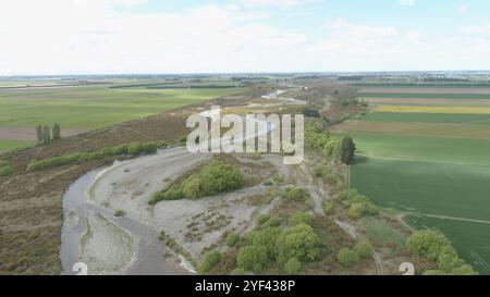 Auf diesem Drohnenfoto wird der Selwyn River im neuseeländischen Selwyn District mit seinem lebhaften Wasser und der üppigen Umgebung festgehalten. Stockfoto