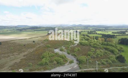 Auf diesem Drohnenfoto wird der Selwyn River im neuseeländischen Selwyn District mit seinem lebhaften Wasser und der üppigen Umgebung festgehalten. Stockfoto