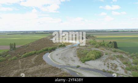 Auf diesem Drohnenfoto wird der Selwyn River im neuseeländischen Selwyn District mit seinem lebhaften Wasser und der üppigen Umgebung festgehalten. Stockfoto