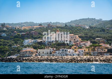 Massa Lubrense in Punta Campanella, Süditalien. Berühmt für den Hafen von Della Lobra, wo Boote zur Küste von Amalfi fahren. Stockfoto