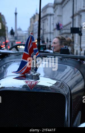 London, Großbritannien. November 2024. Ab Sonnenaufgang am Sonntag, den 3. November, wird der Londoner Hyde Park voller Sehenswürdigkeiten, Klänge und Gerüche der Morgenröte des Autos sein, während 400 unerschrockene Fahrer sich und ihre Pioniermaschinen für den jährlichen RM Sotheby’s London to Brighton Veteran Car Run vorbereiten. Wenn die Sonne um 7:00 Uhr aufgeht, begeben sich alle Teilnehmer auf die historische 60 km lange Reise zur Küste von Sussex. Quelle: Mary-Lu Bakker/Alamy Live News Stockfoto