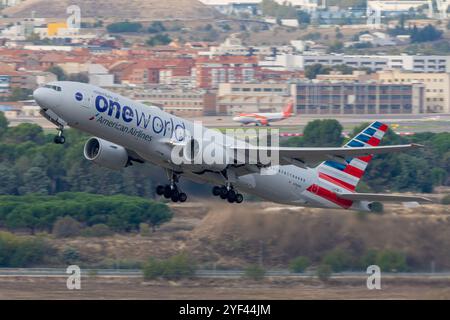 Flughafen Madrid Barajas. American Airlines Boeing 777 Flugzeug. Stockfoto