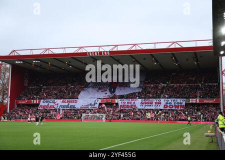 Nottingham, Großbritannien. November 2024. Das Trent End am Nottingham Forest gegen West Ham United, EPL Match, am City Ground, Nottingham, Notts. Quelle: Paul Marriott/Alamy Live News Stockfoto