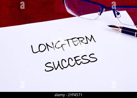 Das Konzept von Business und Entwicklung. Konzepttext, Phrase, Wörter, DIE Einen VERKAUFSTRICHTER auf einem weißen Blatt ERSTELLEN. Stockfoto