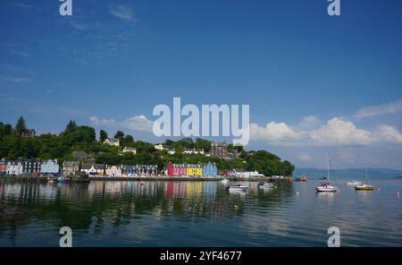 Tobermory auf der Isle of Mull von der anderen Seite des Hafens mit Blick auf die bemalten Häuser, Boote und das Meer Stockfoto