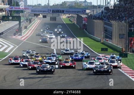 Sakhir, Bahrain. November 2024. Die Fahrer starten während des 8-Stunden-Rennens von Bahrain, Runde 8 der FIA-Langstrecken-Weltmeisterschaft 2024 auf dem Bahrain International Circuit (BIC) in Sakhir, Bahrain, 2. November 2024. Quelle: Qian Jun/Xinhua/Alamy Live News Stockfoto