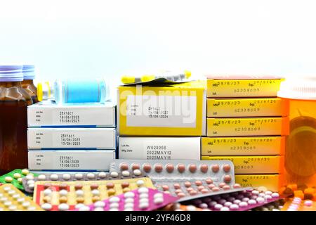Fertigungs- und Ablaufdatum auf einige pharmazeutische Verpackungen. Stockfoto